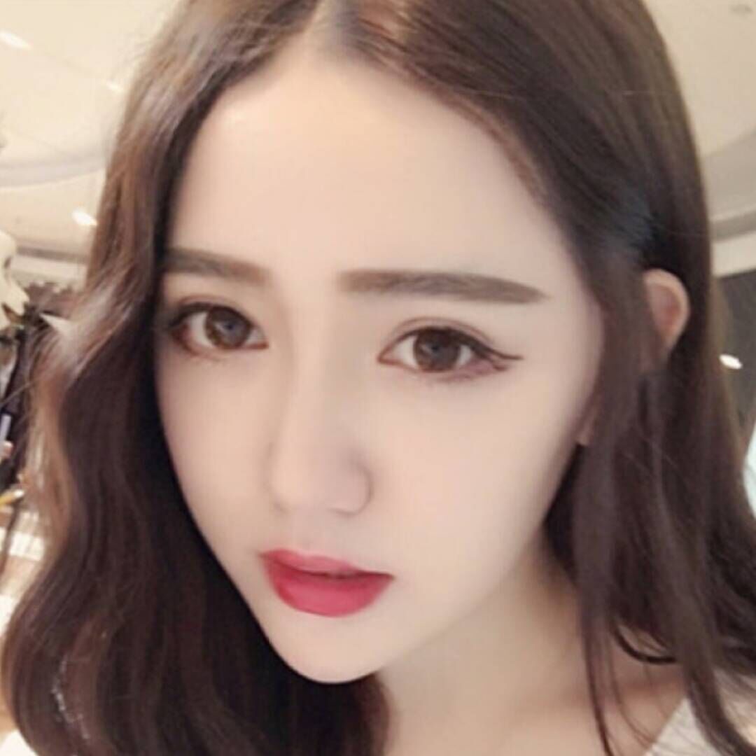 娇小妹子身材火辣，颜值高