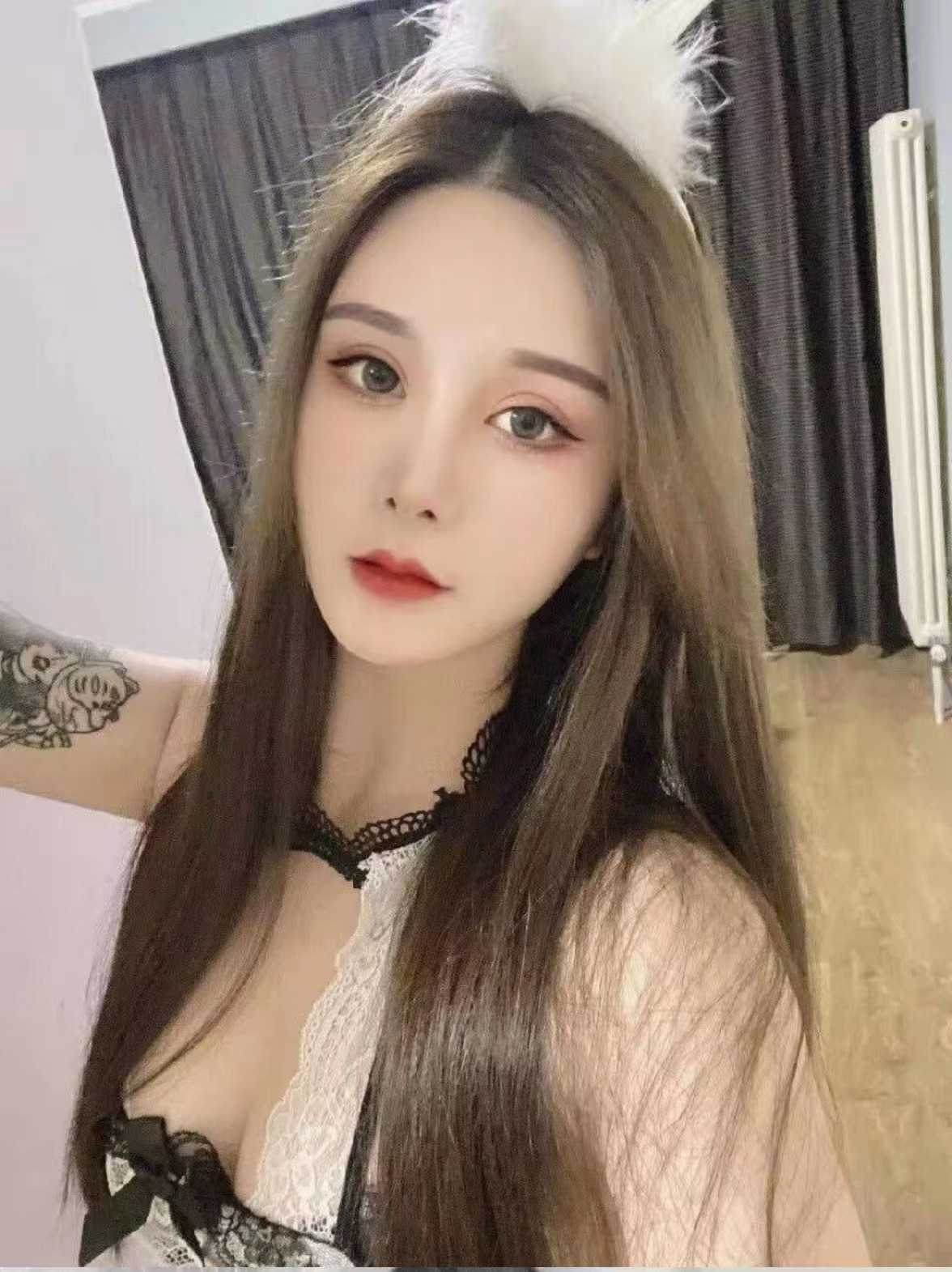 下面很会夹，高潮的时候一紧一放的