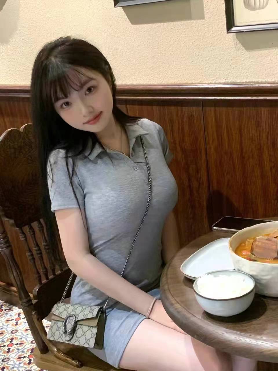 年轻漂亮的妹子