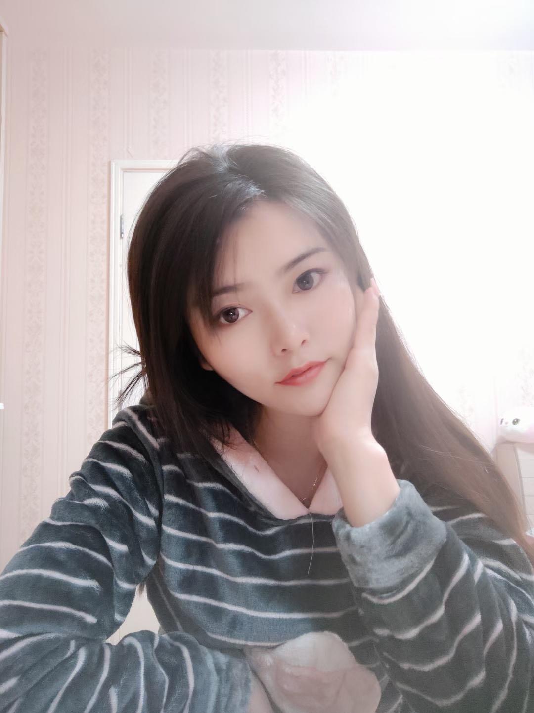 小姐姐超有气质，又甜又性感