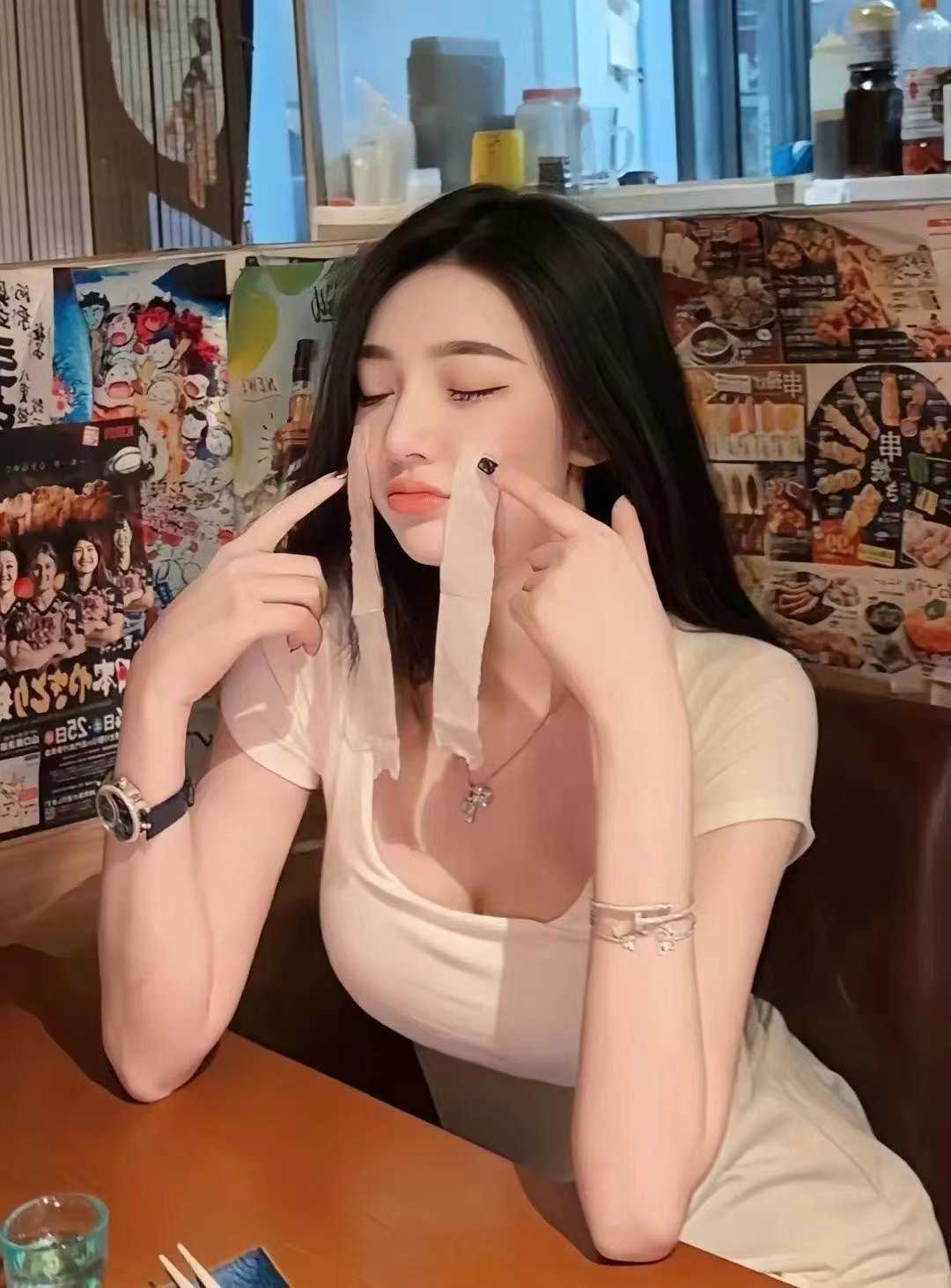 身体柔软丰满有料的气质美女