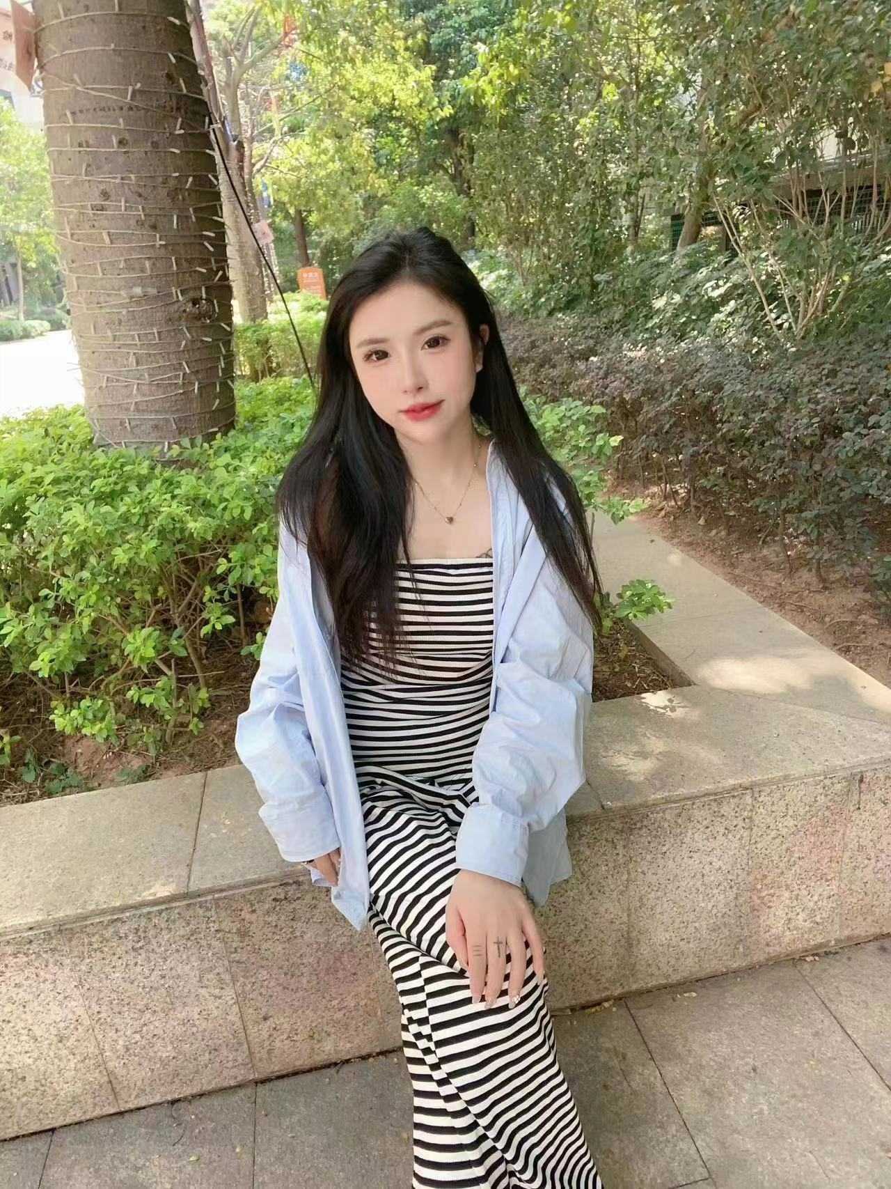 帮她脱衣服太爽了，我弟弟受不了.....