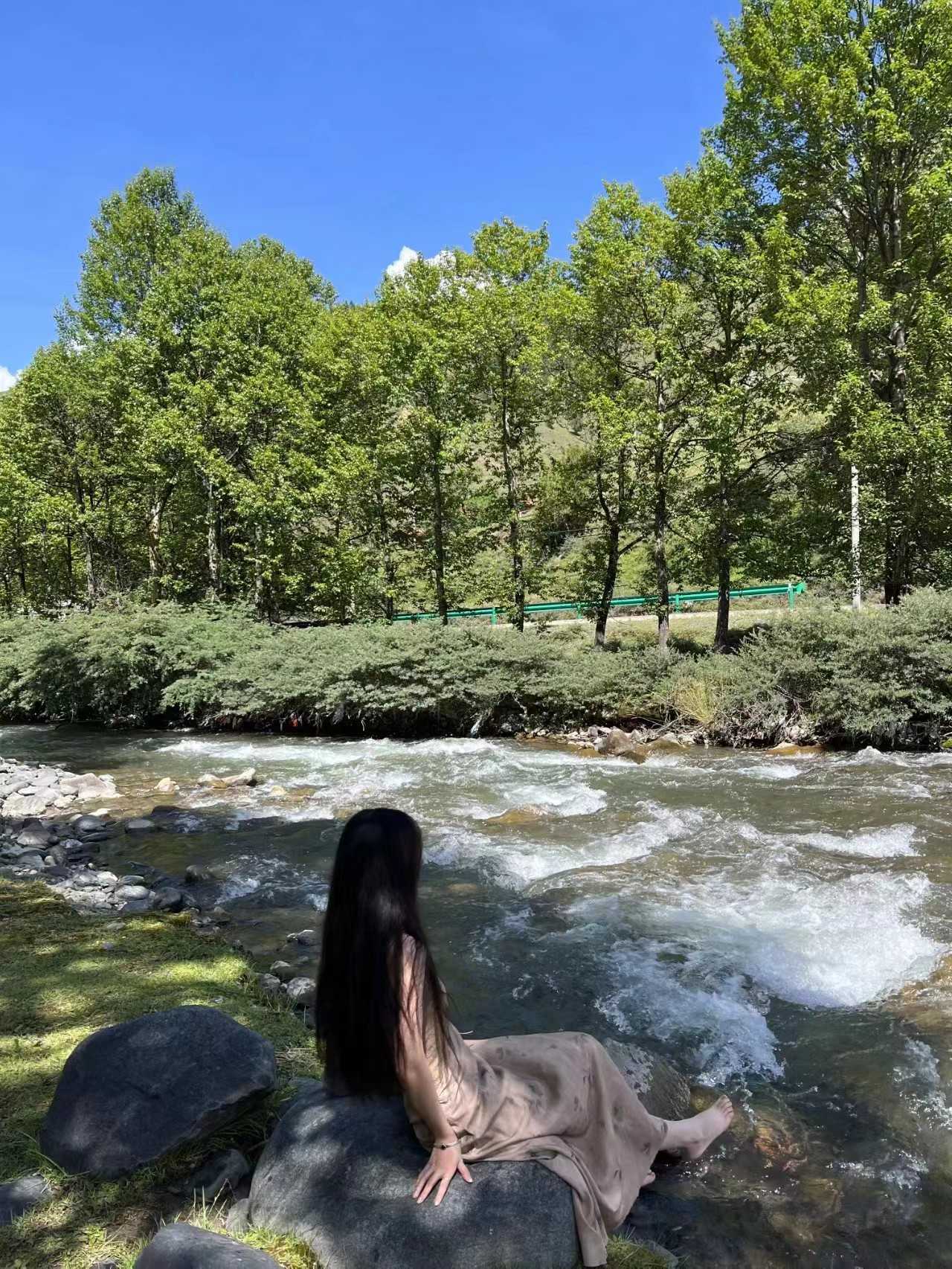 腰很细屁股翘，后入很有感觉