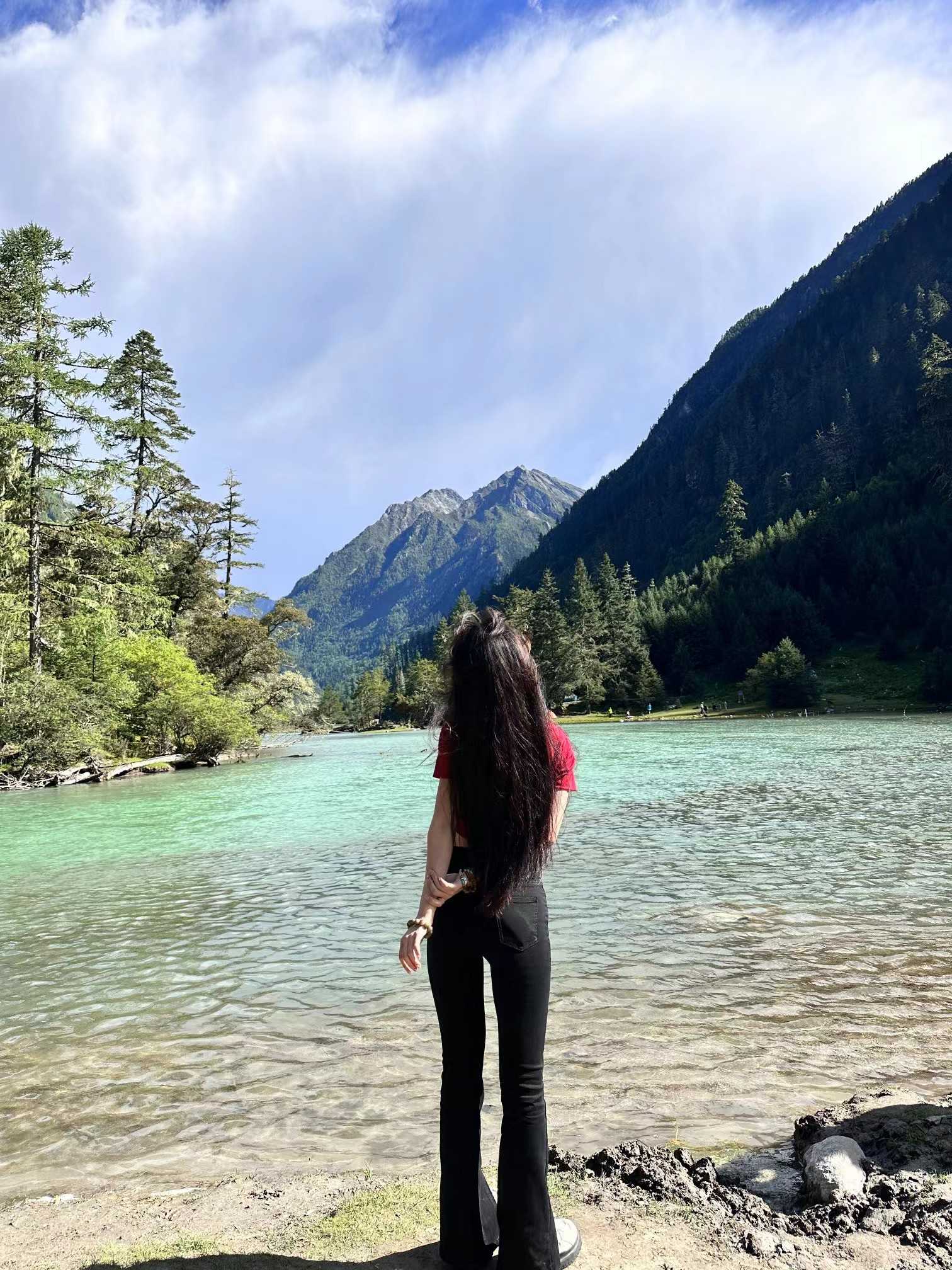 腰很细屁股翘，后入很有感觉