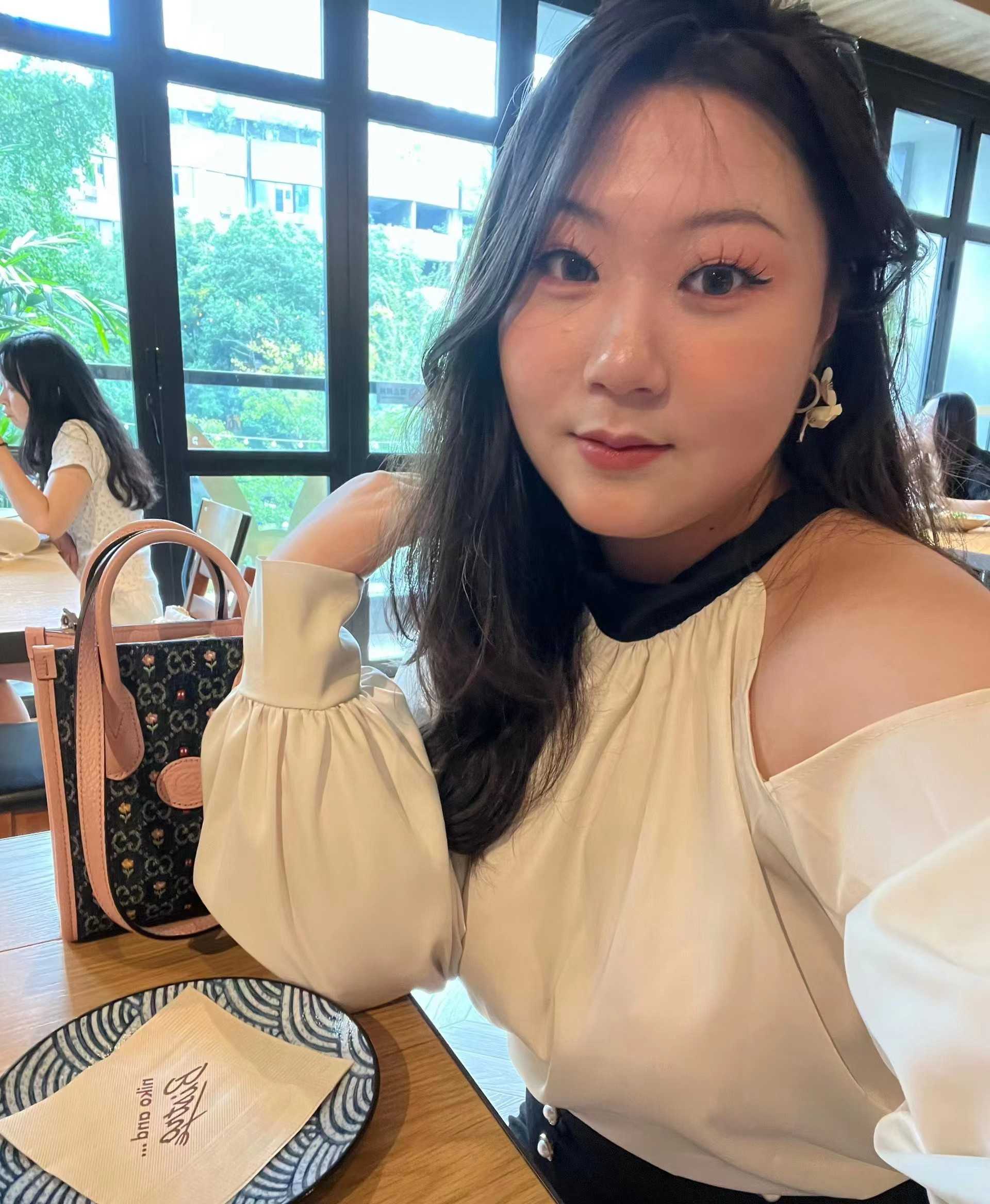 丰满小女人，服务棒