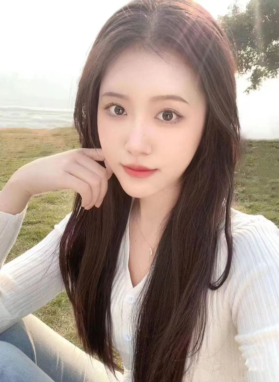 小姐姐人非常高大，，颜值也不错