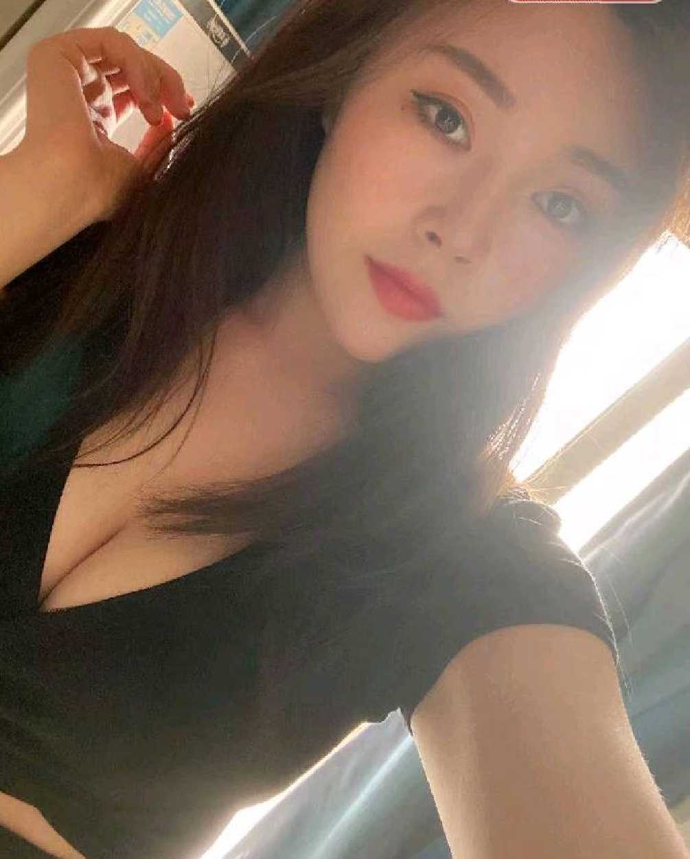 解放南路年广场漂亮白小姐姐