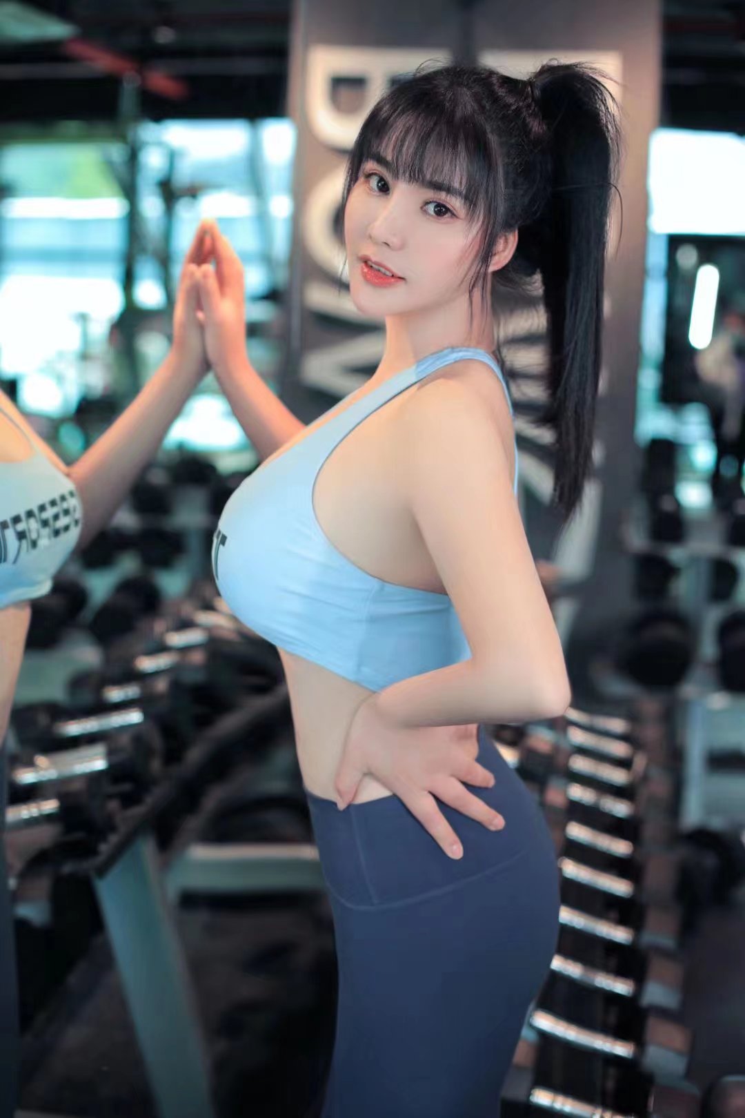 动人心弦，美丽大方，胸大的姐姐