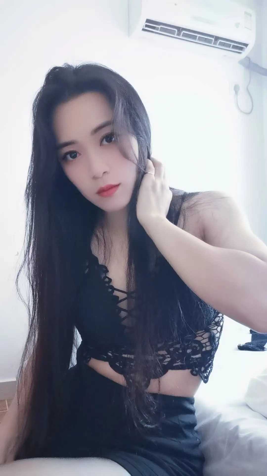 妹子口很棒胸也大趴在上面像划船