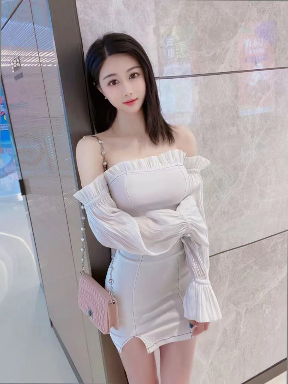 很听话很配合，而且她特别喜欢抱着艹她