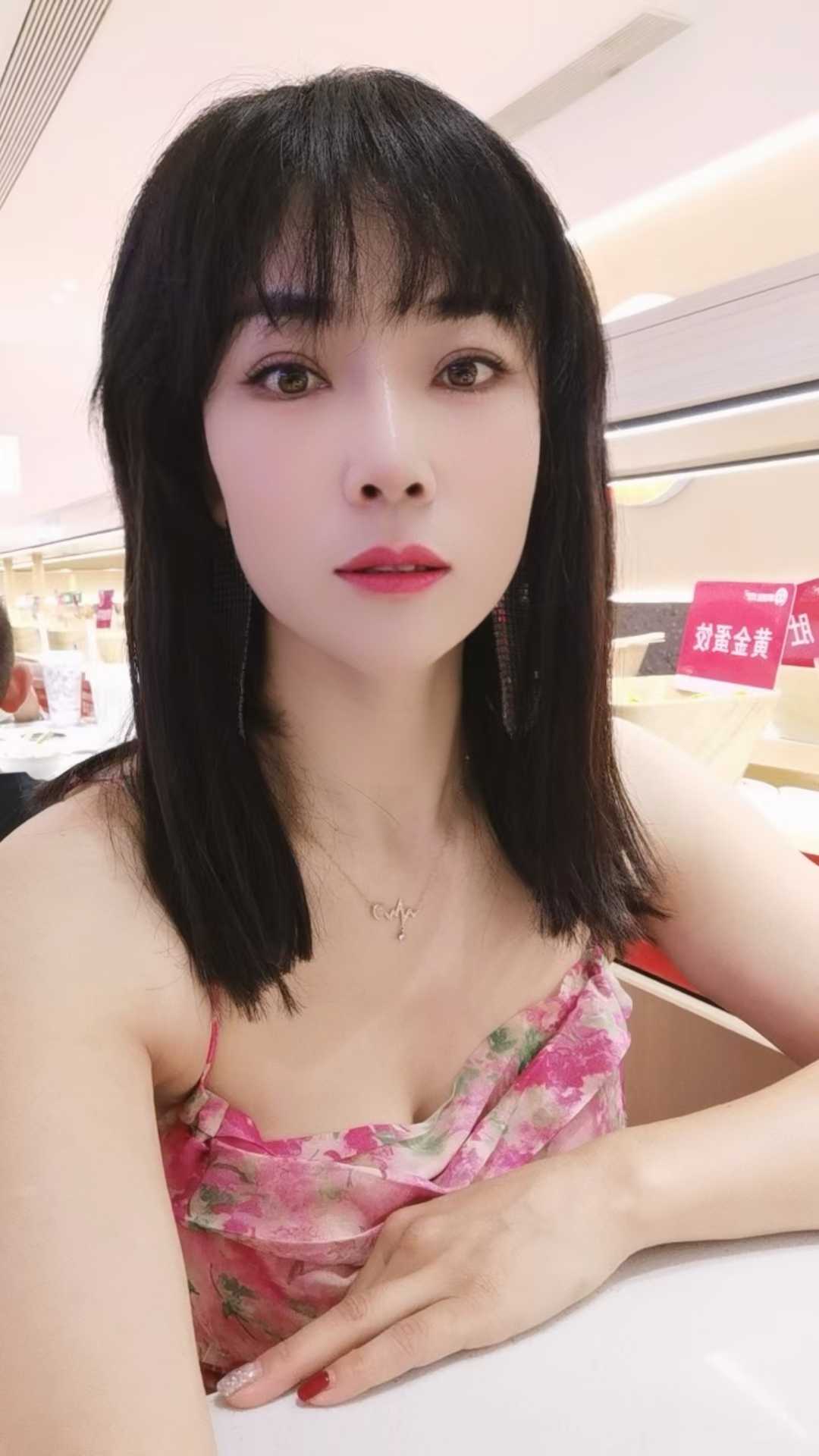 气质短发大胸御姐