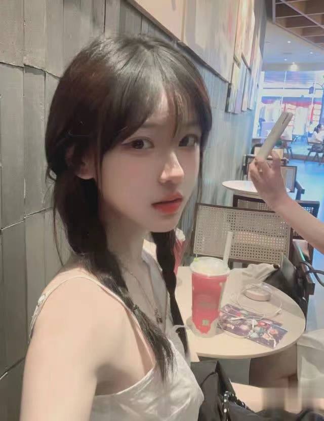 年轻粉嫩的小妹