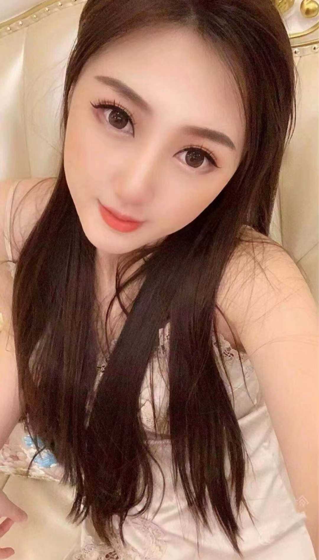 看到美女就忍不住上下齐手，胸很软