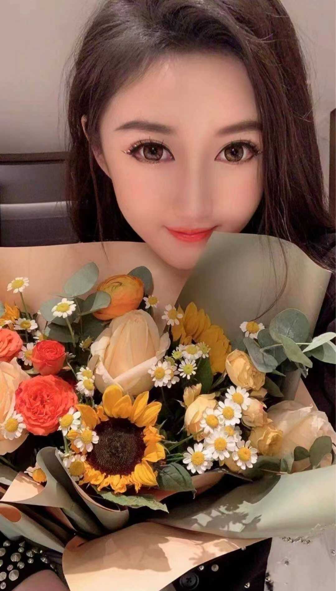 看到美女就忍不住上下齐手，胸很软