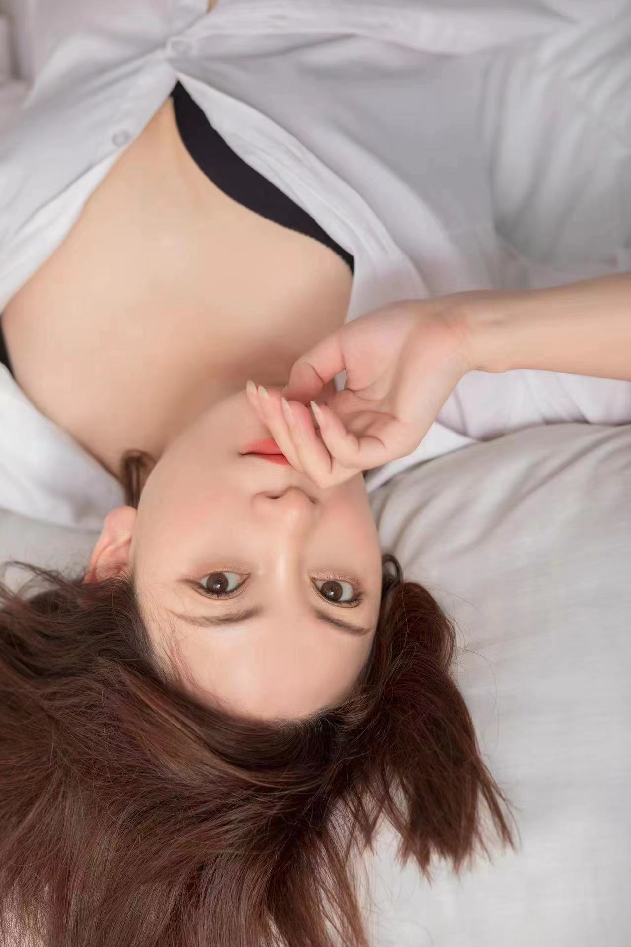 服务型女子红彤彤