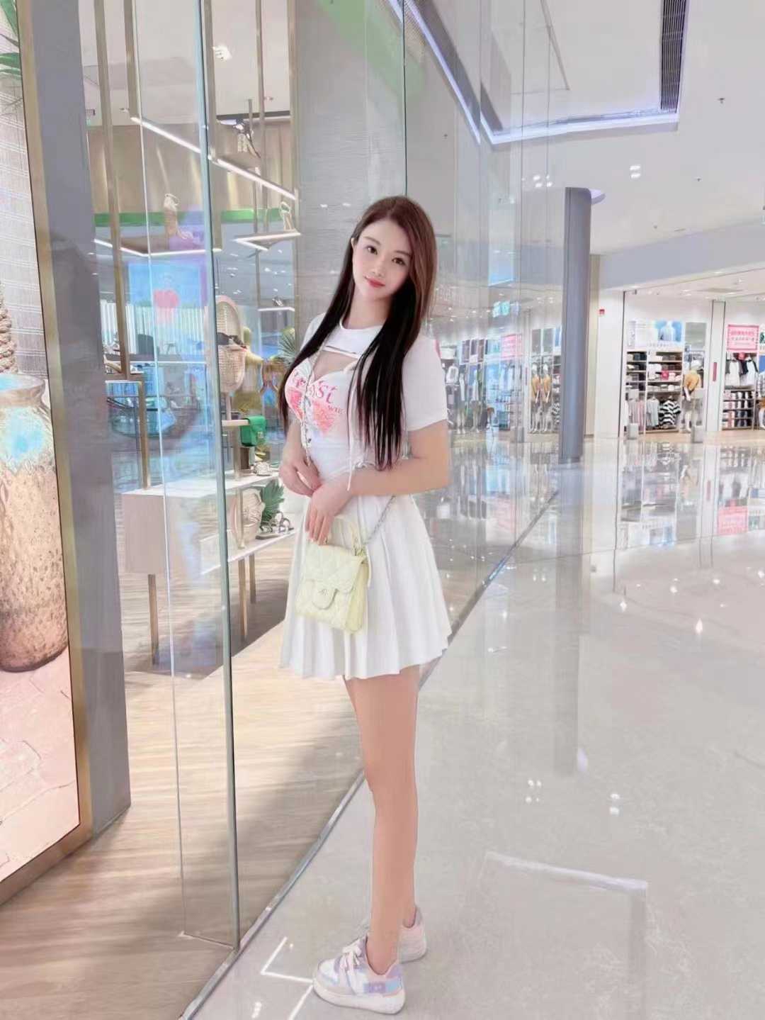 很会诱惑人，没几下给妹子搞的硬的不行