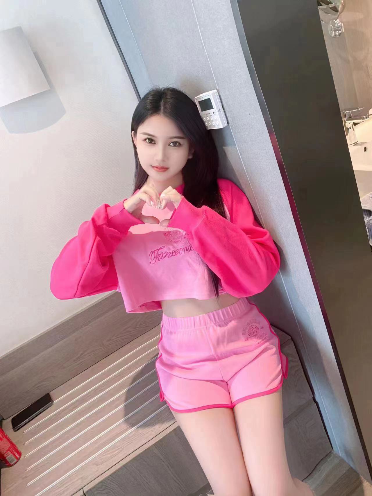 小b很紧夹得我很快就射了，爽歪歪