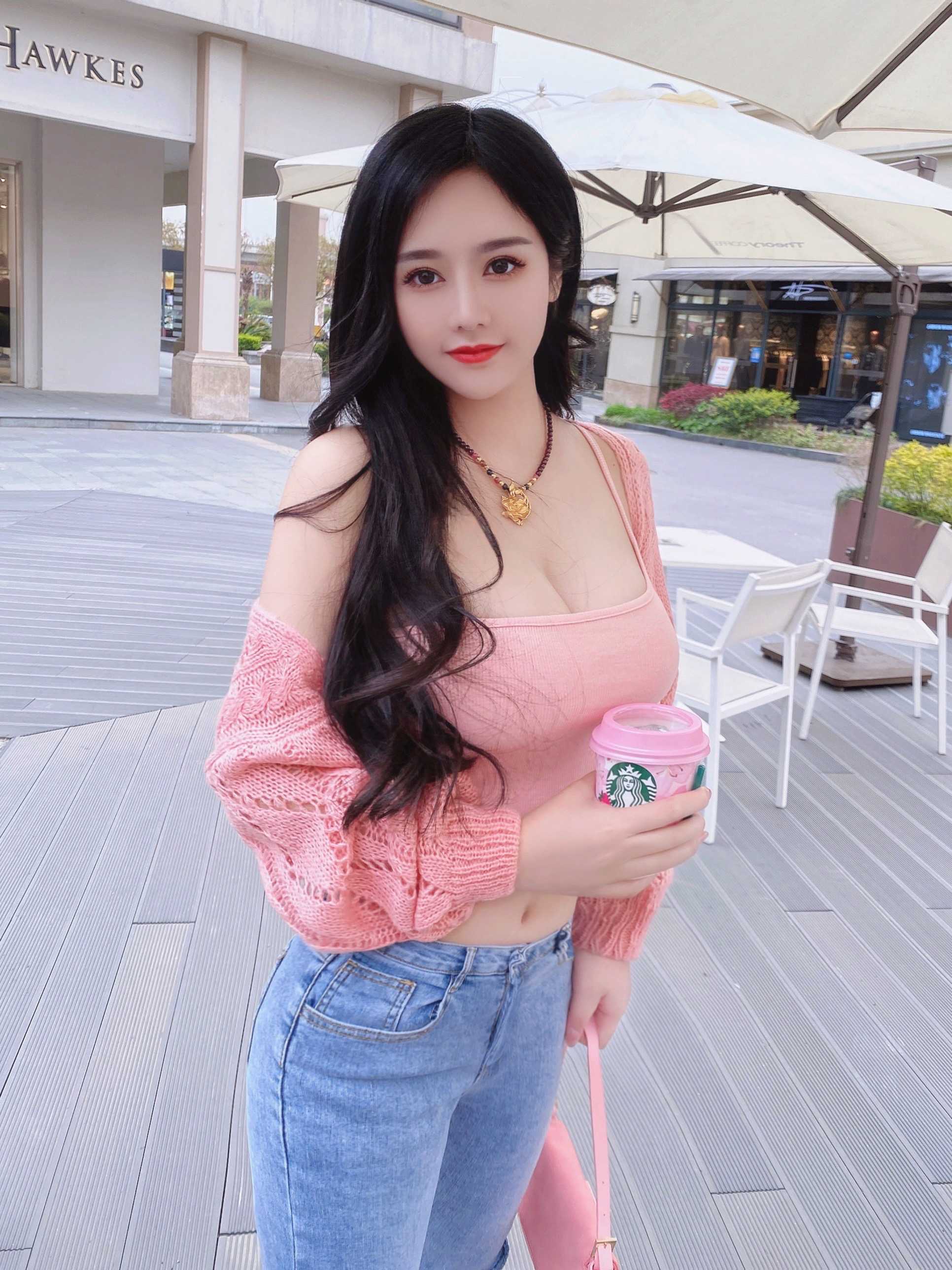 只外出的大胸美女