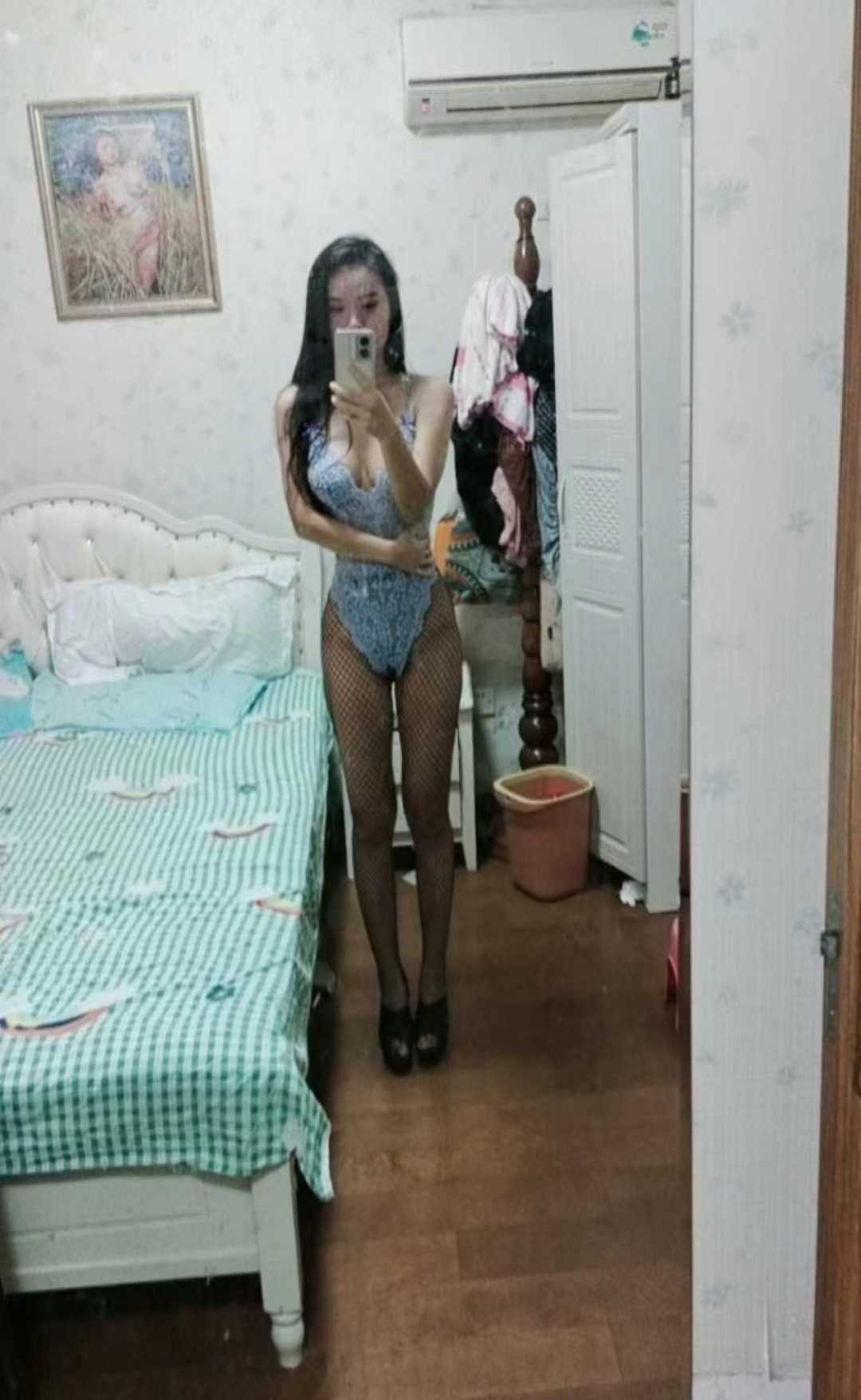 身材很棒很哇塞的小姐姐