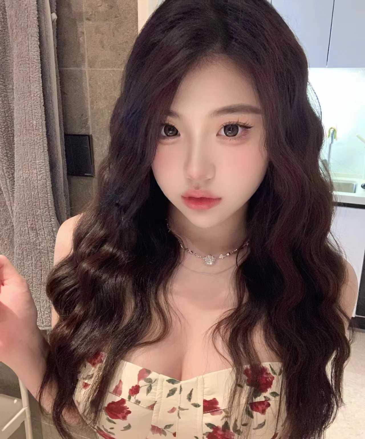 肤白貌美，身材那是前凸后翘