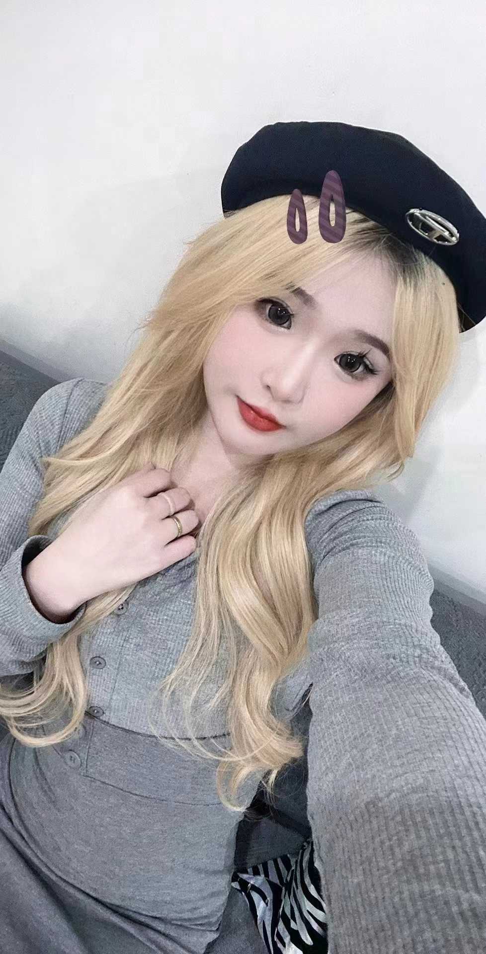 19岁的金发小嫩妹