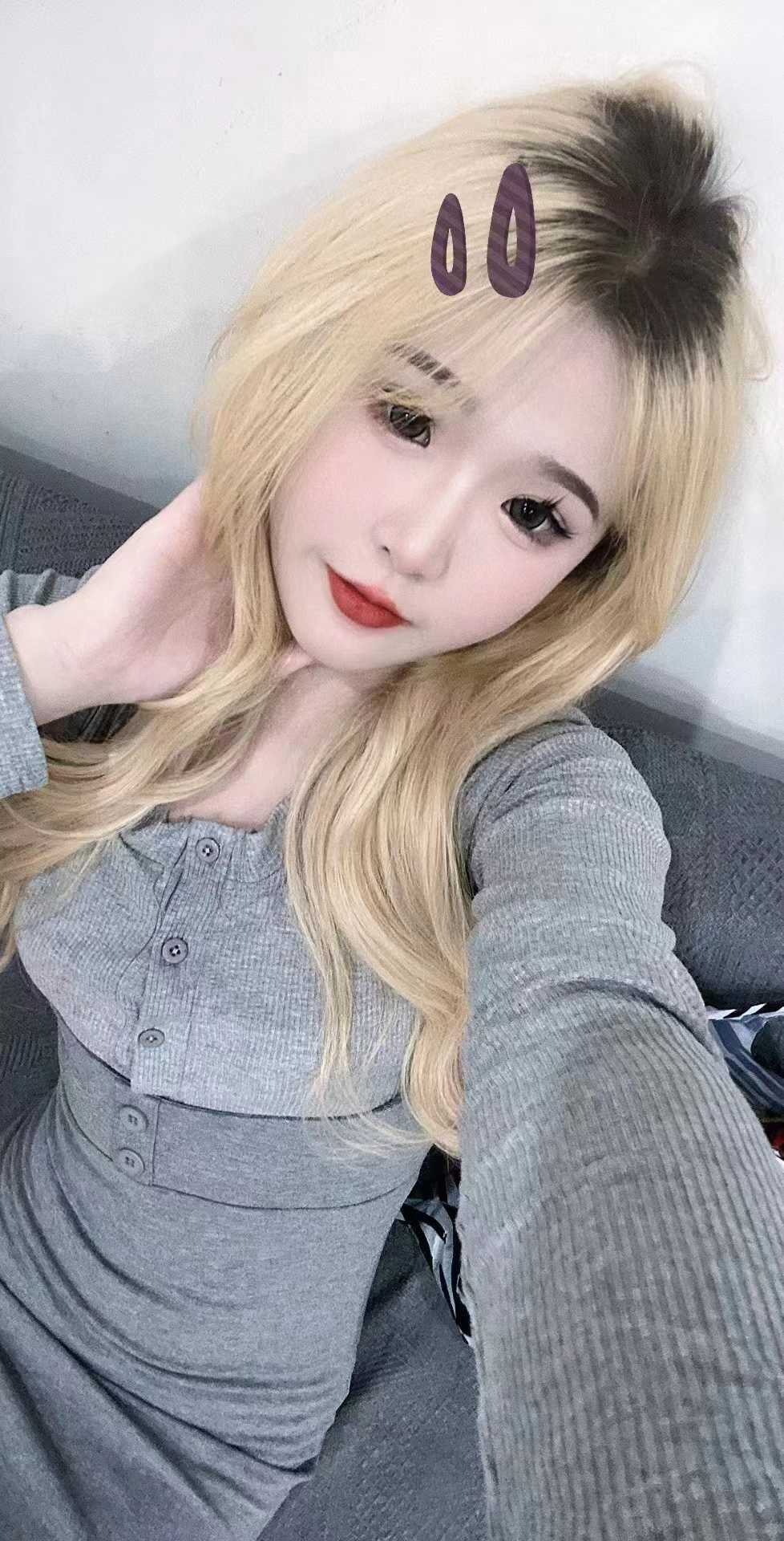19岁的金发小嫩妹