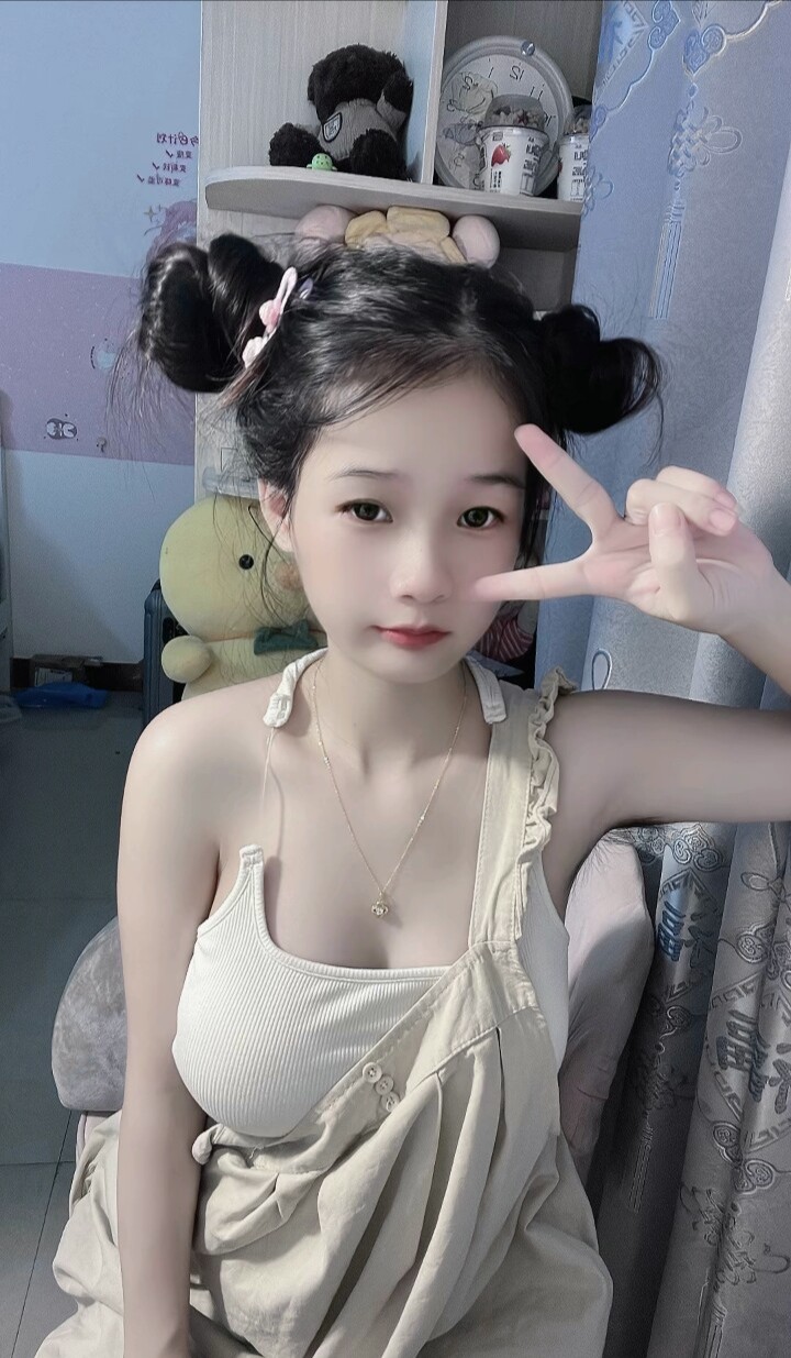 很青涩的小个子美女