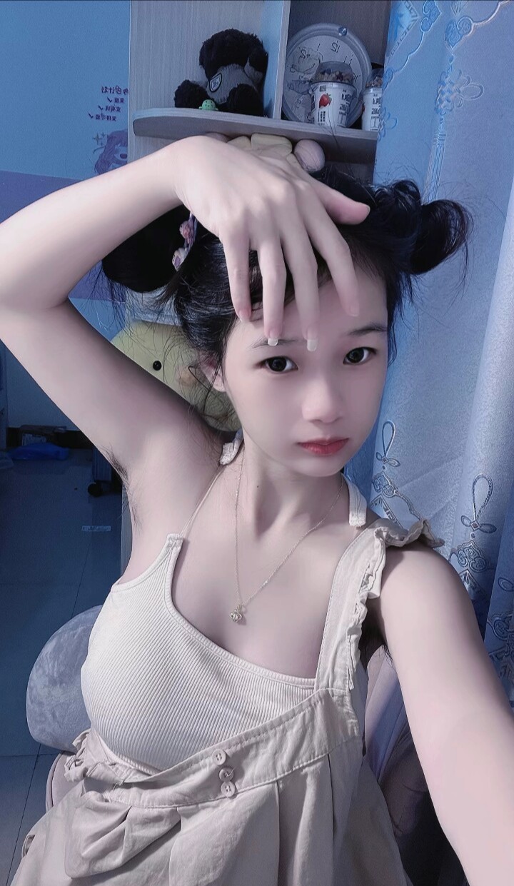 很青涩的小个子美女