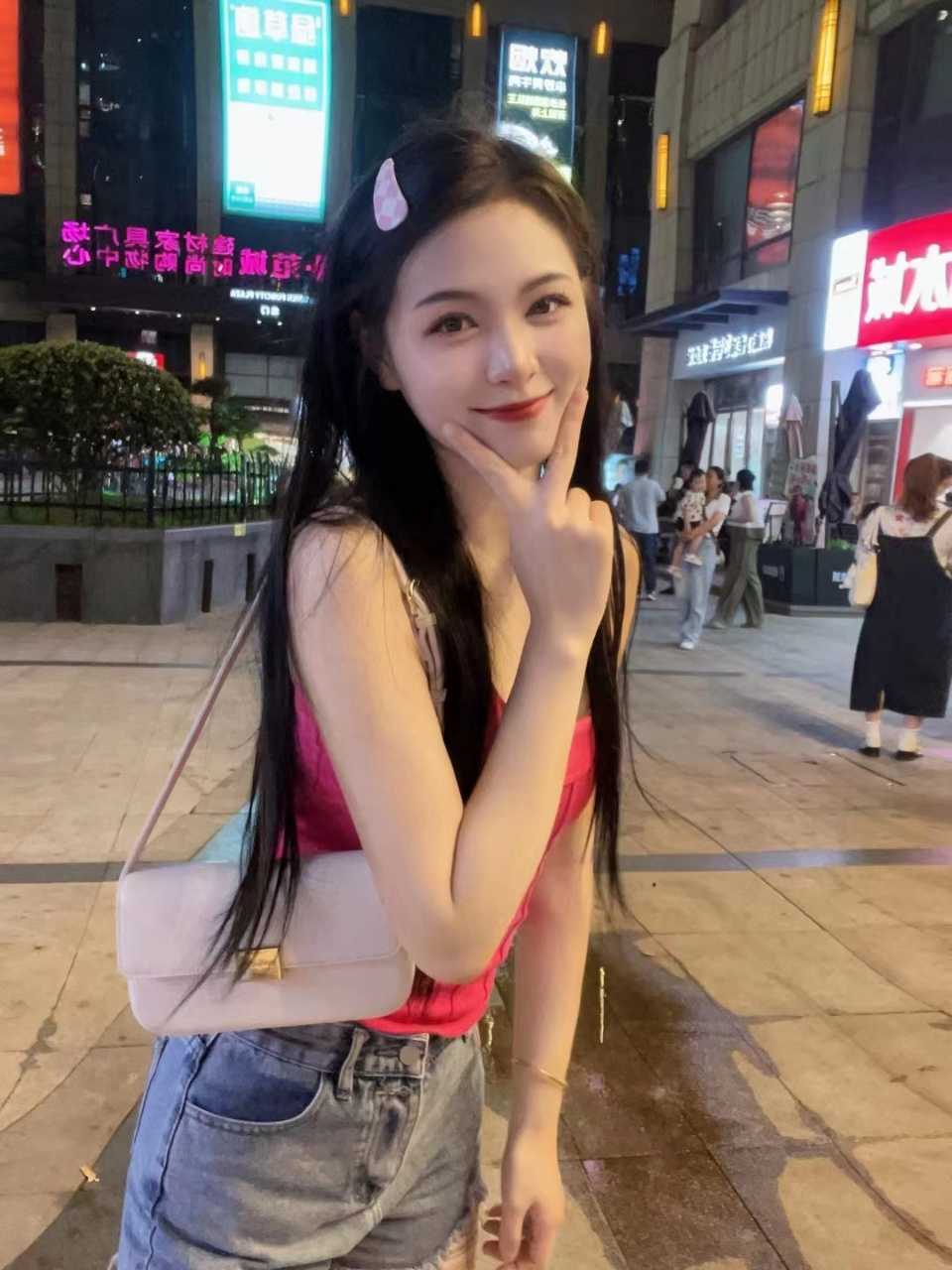 身材高挑 服务态度敬业