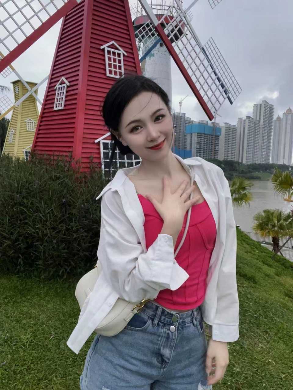 身材高挑 服务态度敬业