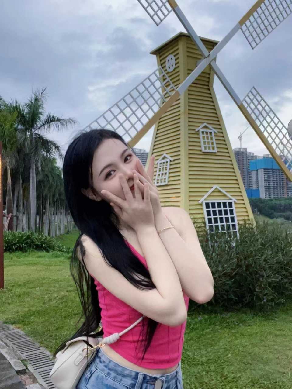 身材高挑 服务态度敬业