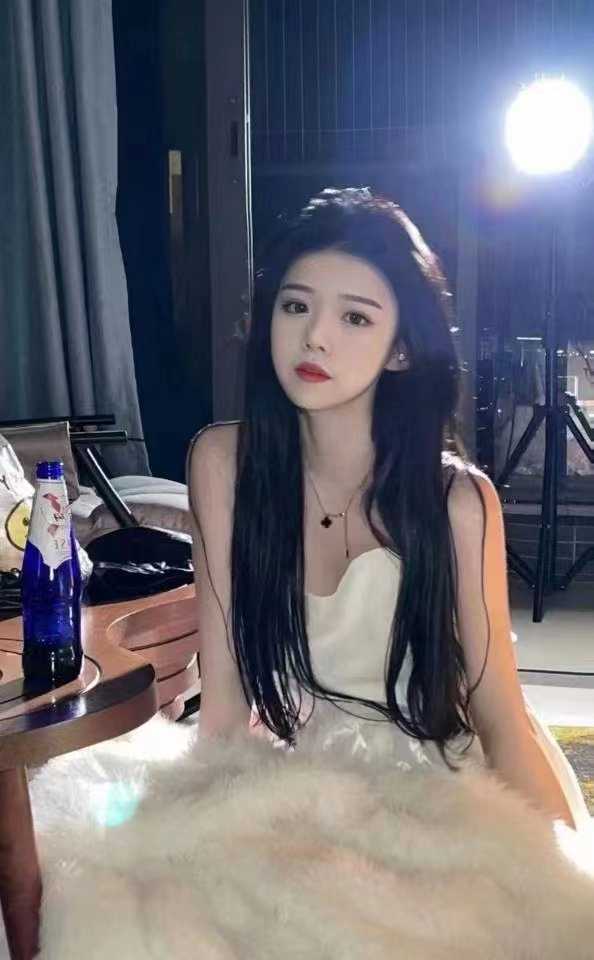 小b很紧夹得我很快就射了