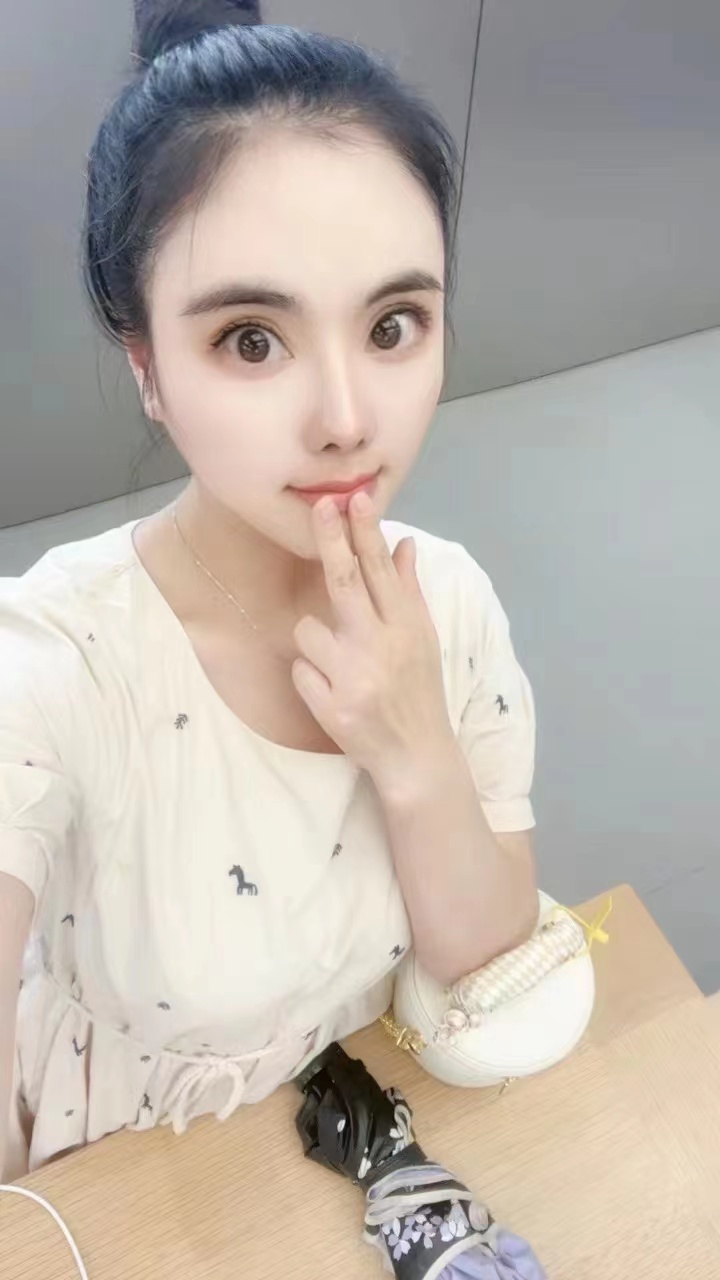 胸大屁股翘，服务一流