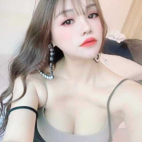 漂亮，身材极品，人瘦胸挺，