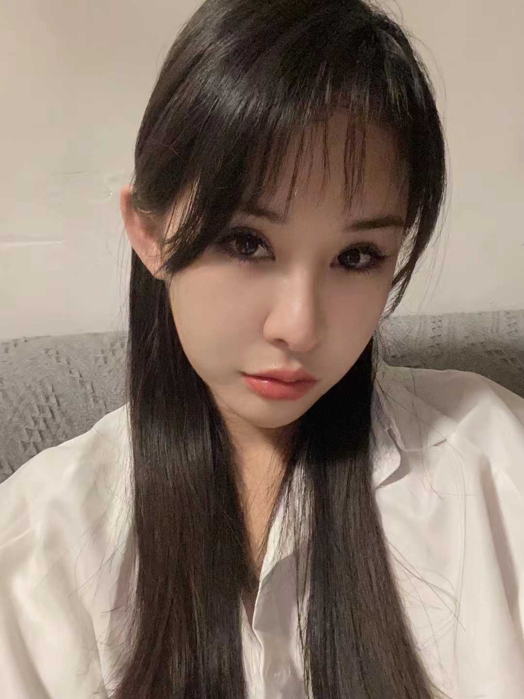 最喜欢摸这种嫩嫩的奶子了