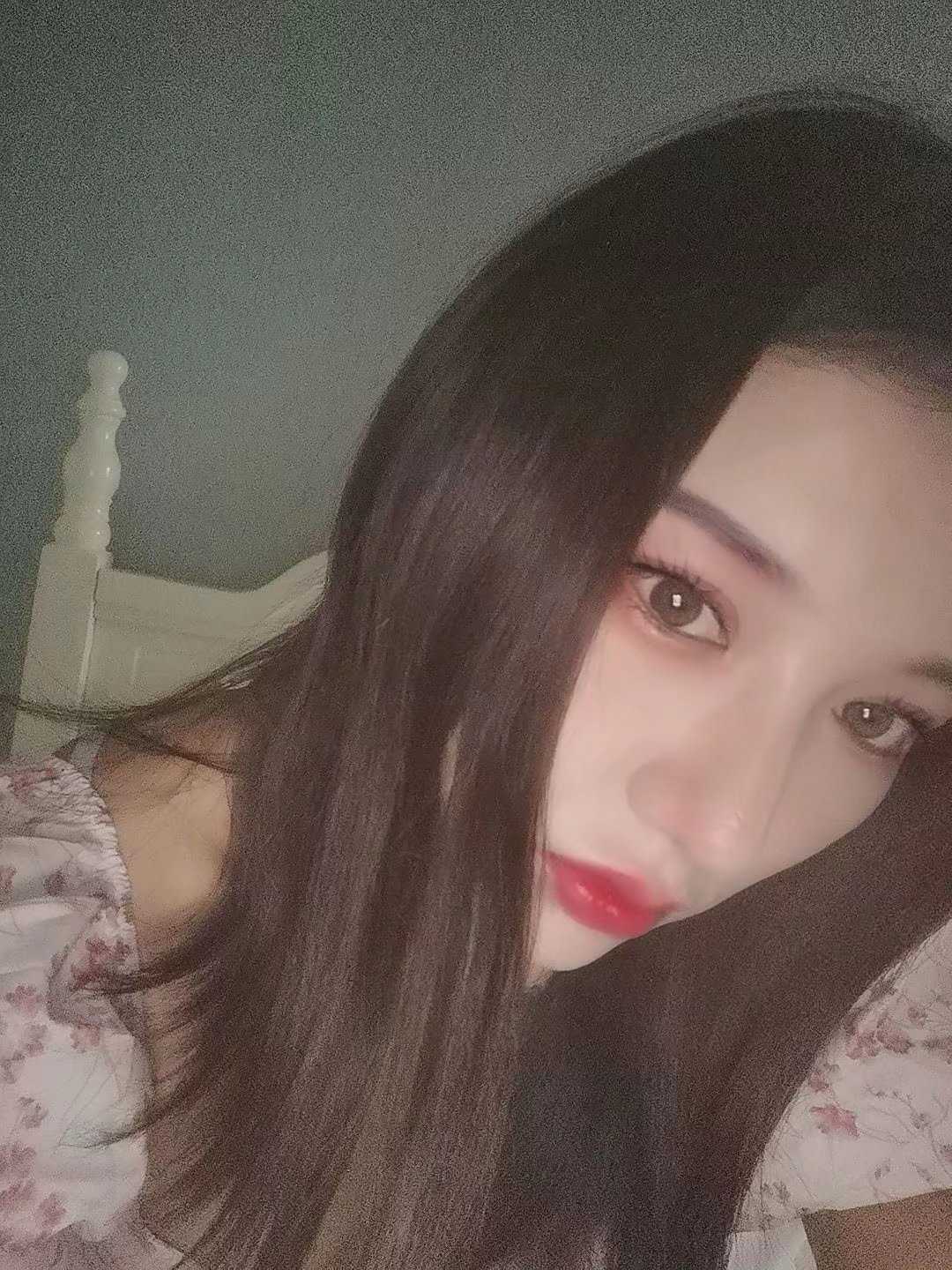 身材好，自己兼职的小姐姐