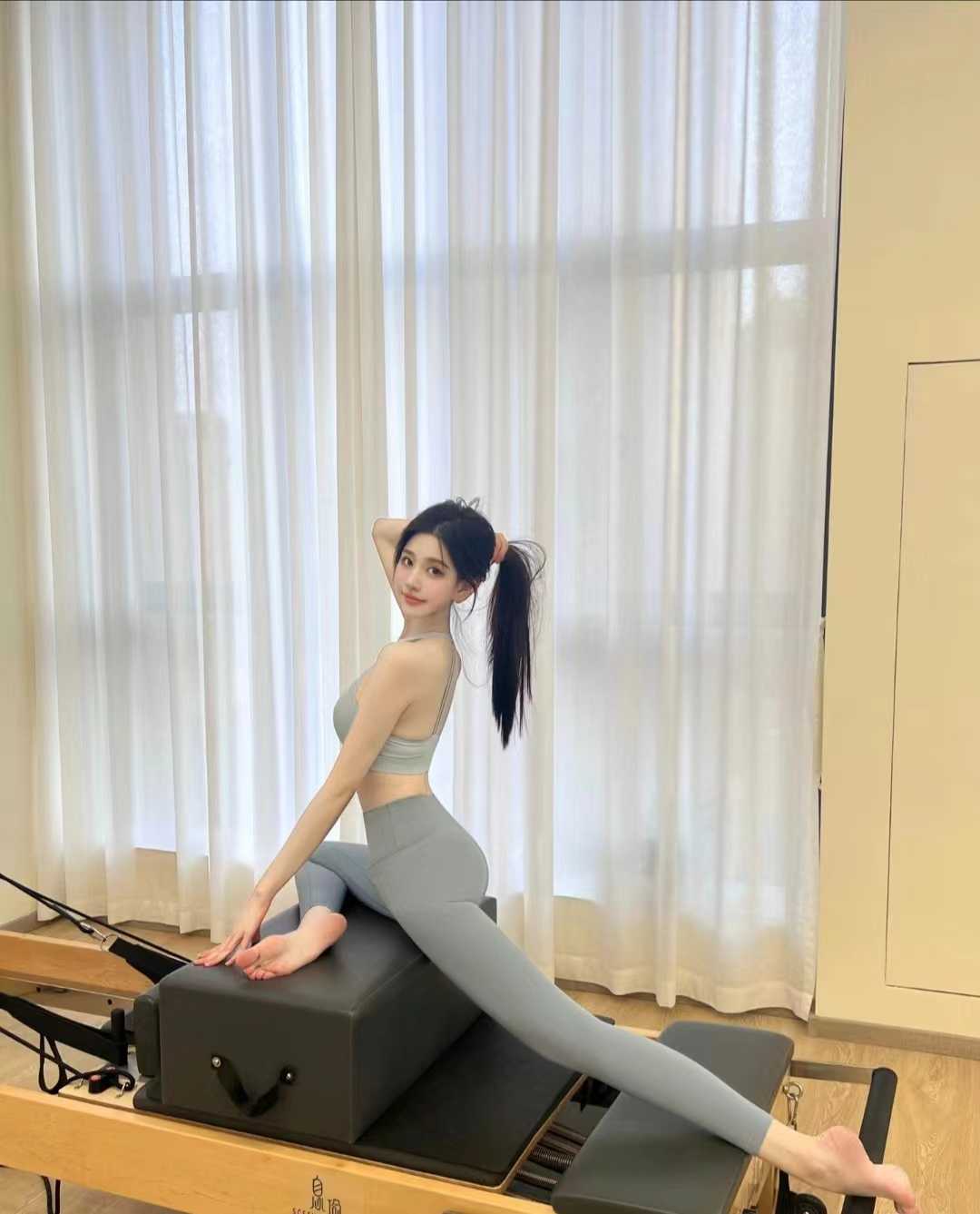 练瑜伽身材超棒的美女
