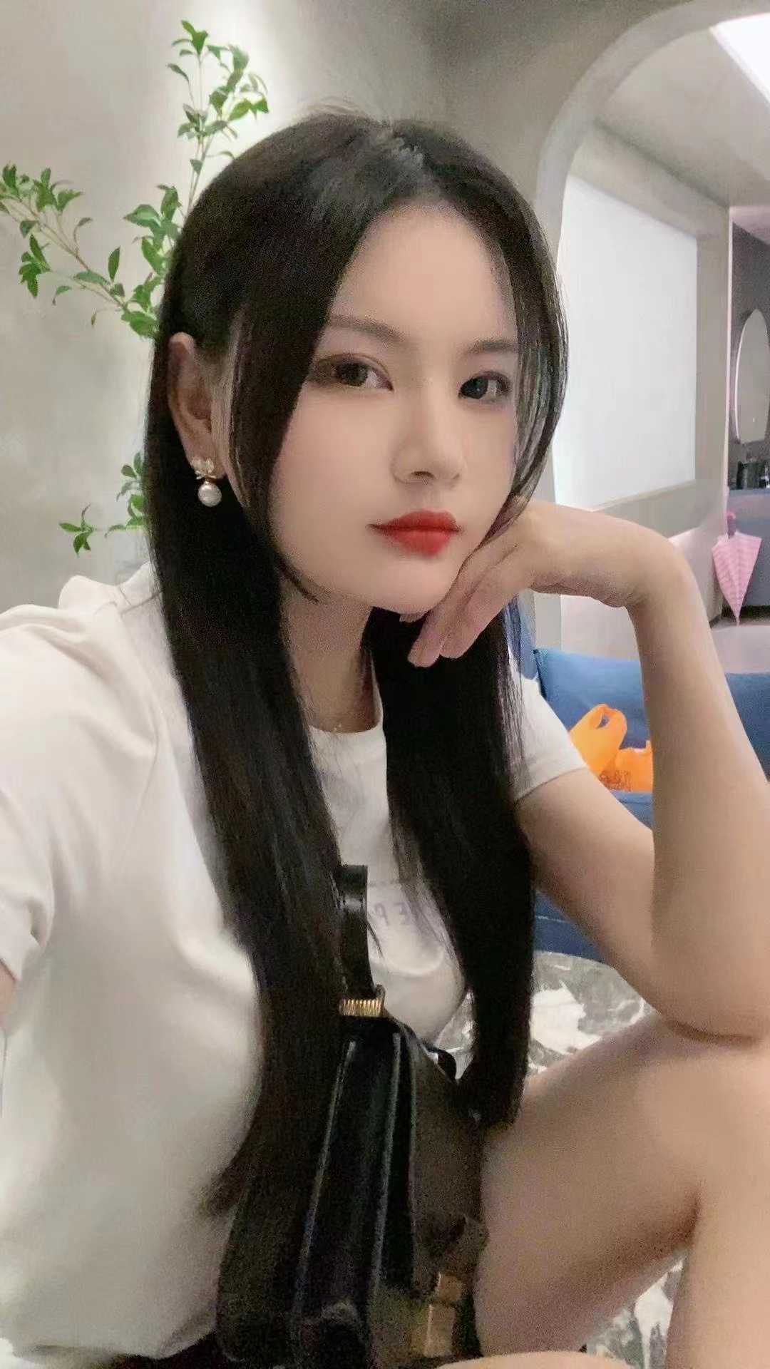 皮肤白皙细嫩的妹子