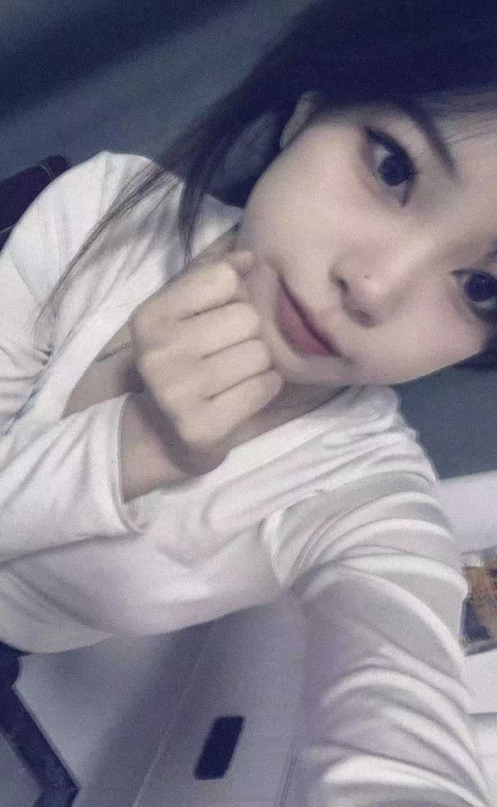 05年的小姐姐肤白貌美