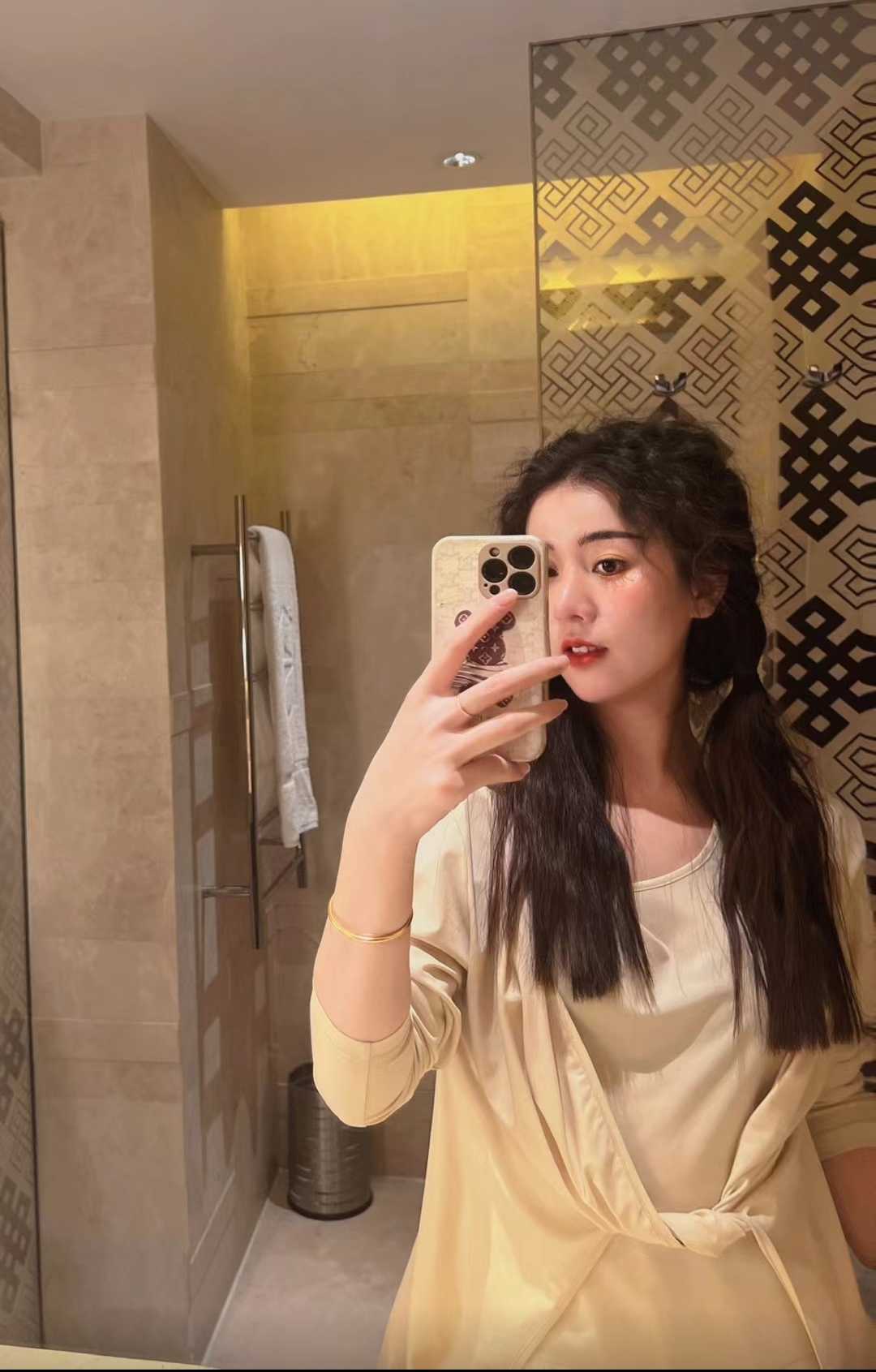 很漂亮的妹子，自己做，在小区里面，很安全