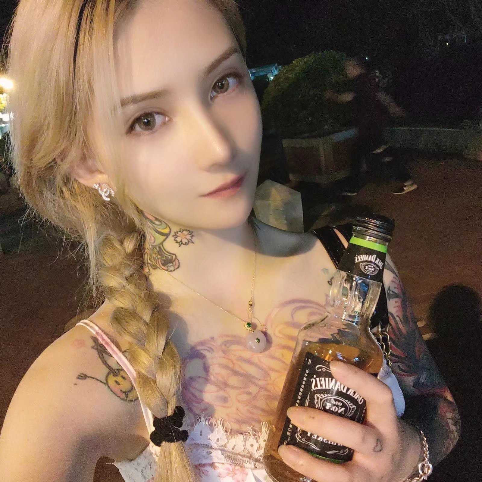 白虎舌钉纹身可sm调教的开放型选手