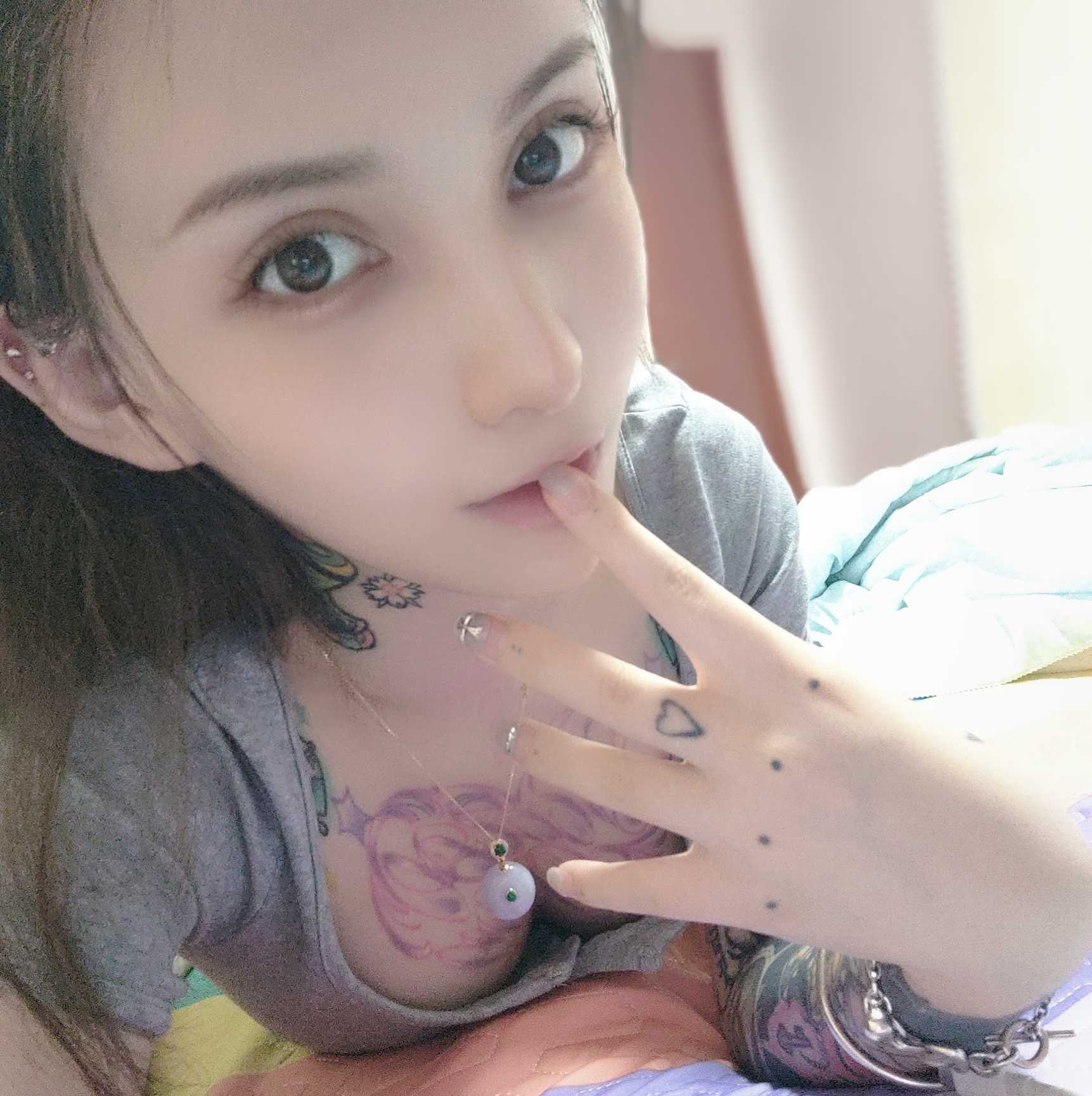 白虎舌钉纹身可sm调教的开放型选手