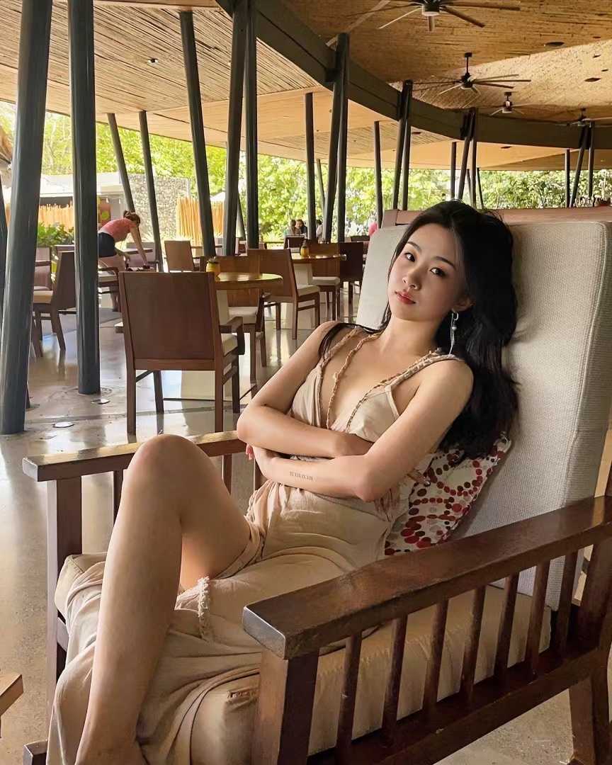 身材颜值俱佳的小姐姐