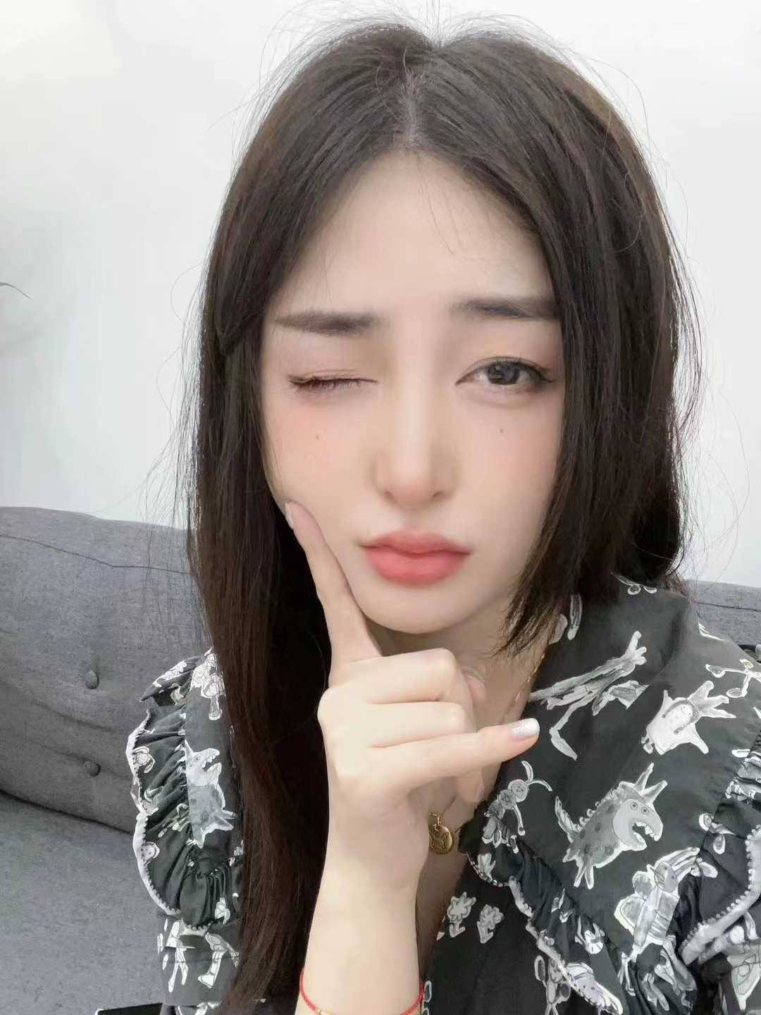 有点俏皮可爱的小姐姐