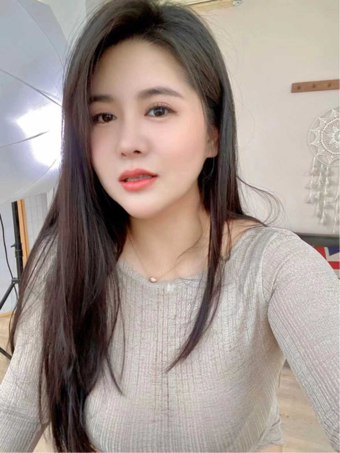 妹子的胸很大，各种姿势