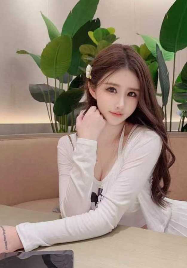 腿长胸大的小美女