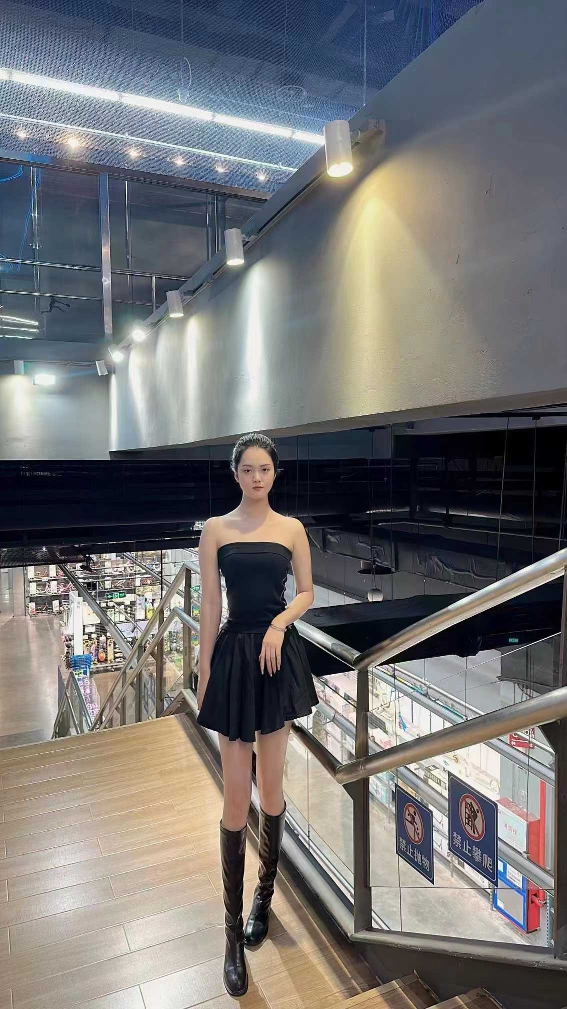 兼职模特，气质高挑，肤白大长腿