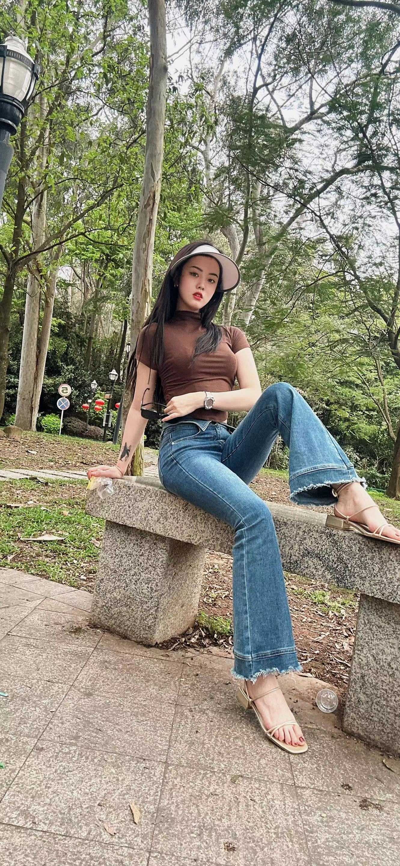 兼职模特，气质高挑，肤白大长腿