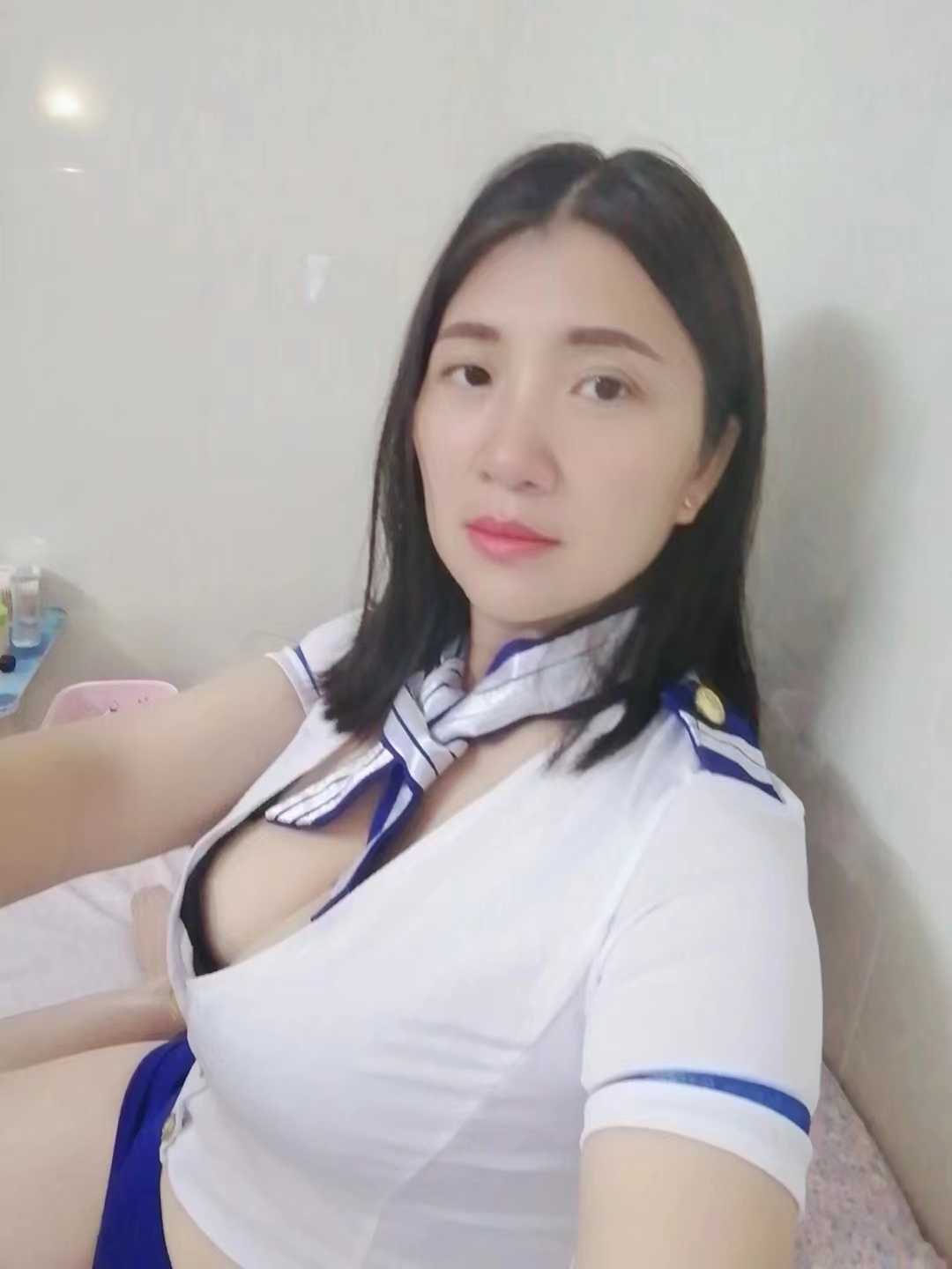 地铁站附近服务态度很好的少妇