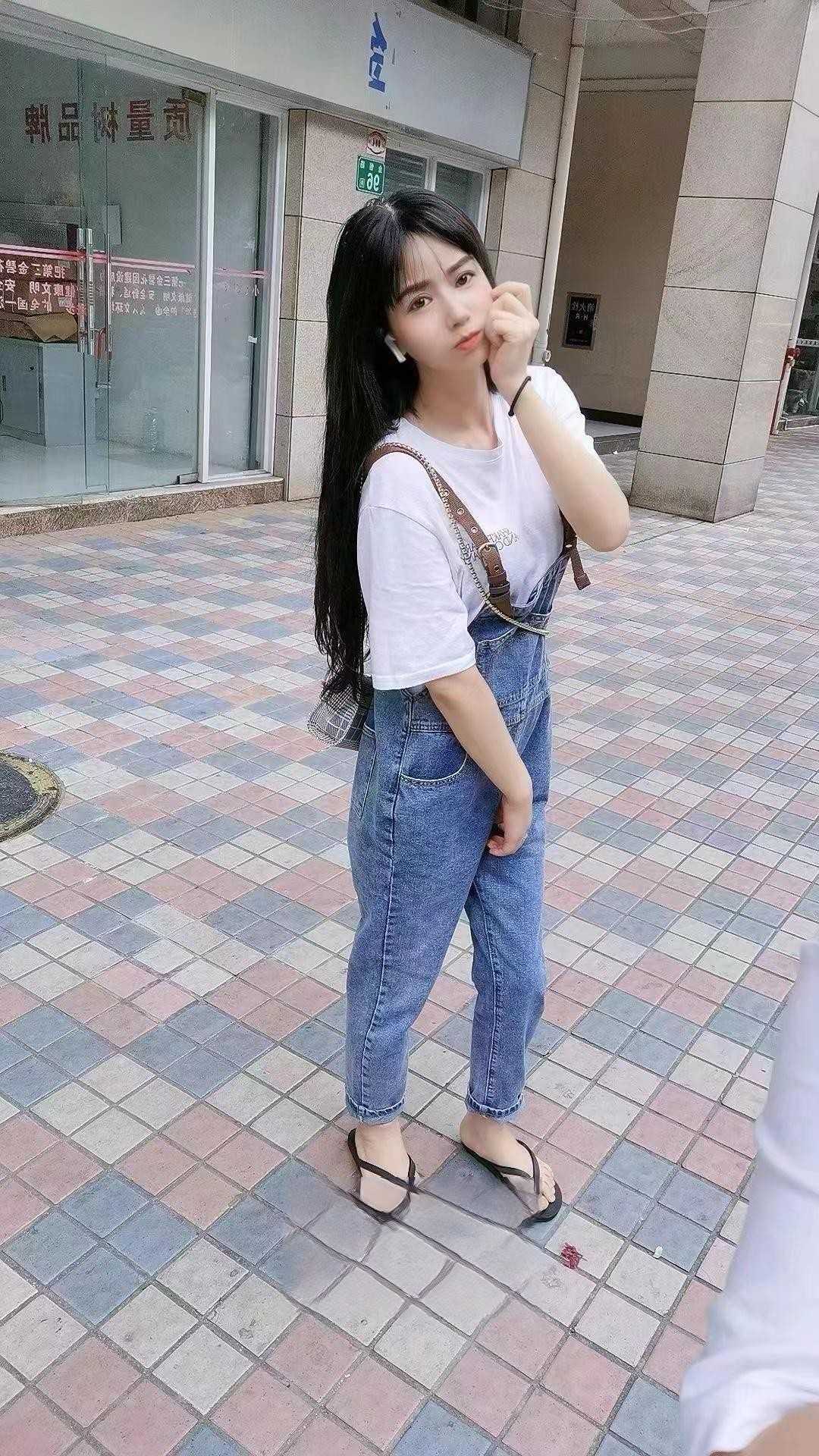 年轻价格合适的小姐姐